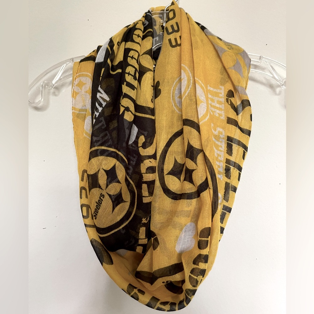 • FOREVER COLLECTIBLES • STEELERS INFINITY SCARF •